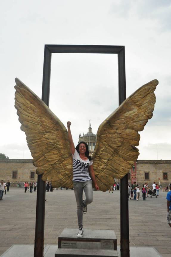Um anjo pousa na Plaza Tapatía, em Guadalajara, no México